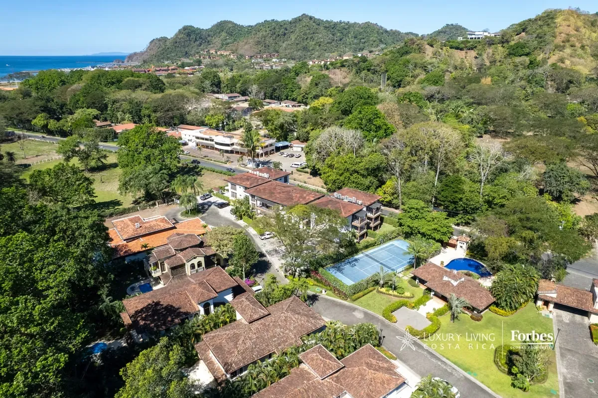 Located in an exclusive condominium just a few blocks from Herradura Beach, this modern apartment offers an exceptional combination of comfort, ...