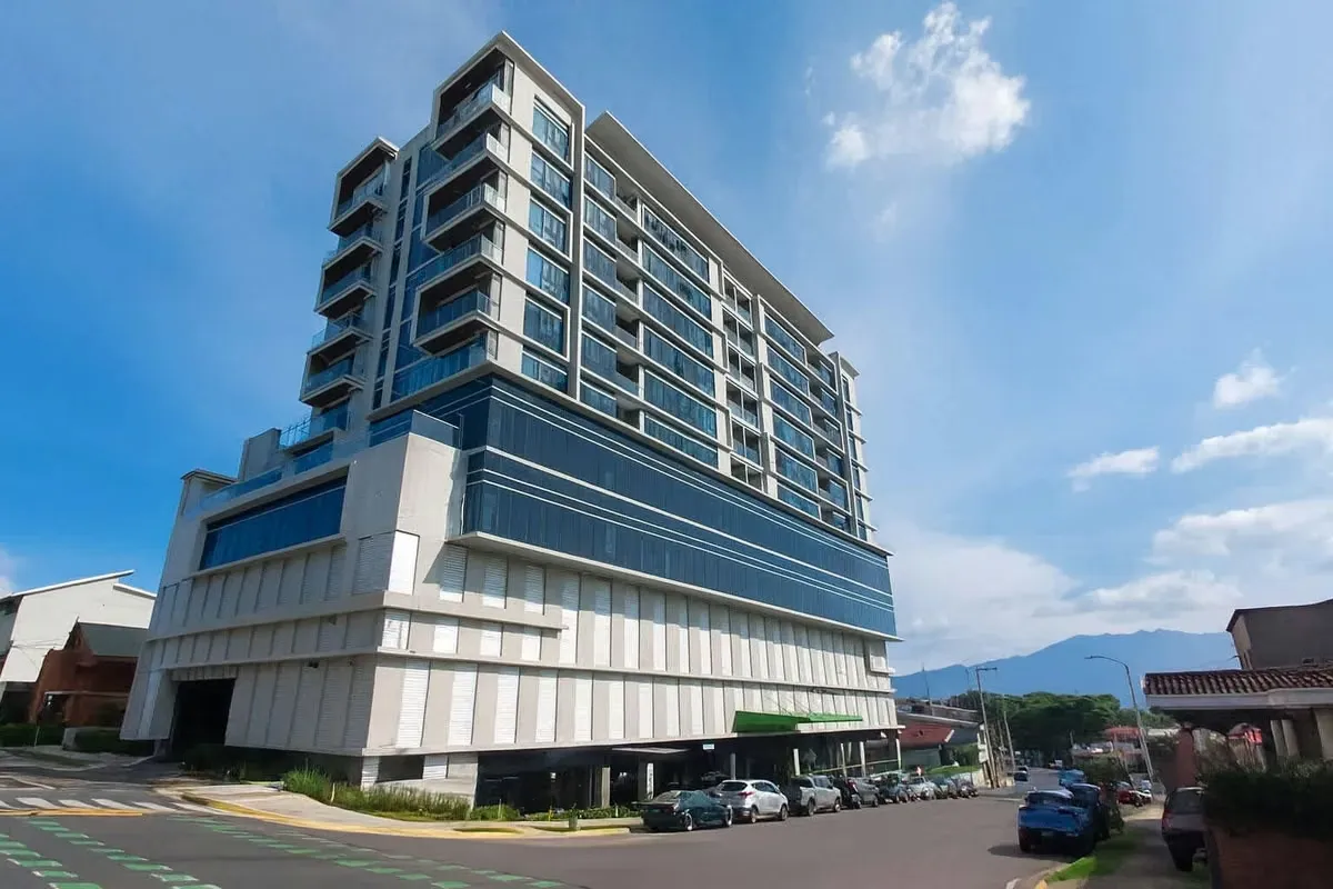 Se Vende Apartamento - Torre Las Loras, Curridabat. Piso 7 con Vista Panorámica Vive en Torre Las Loras, donde el diseño moderno, el confort y una ubicación estratégica se combinan ...