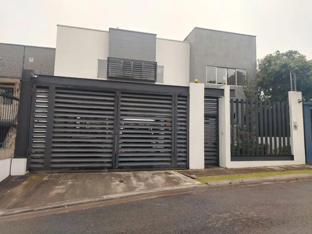 En venta hermosa y amplia casa en residencial privado en Tres Ríos. Esta casa cuenta con un terreno de 301 m2 y una construcción de 354 m2, y una edad de 10 años de haberse ...