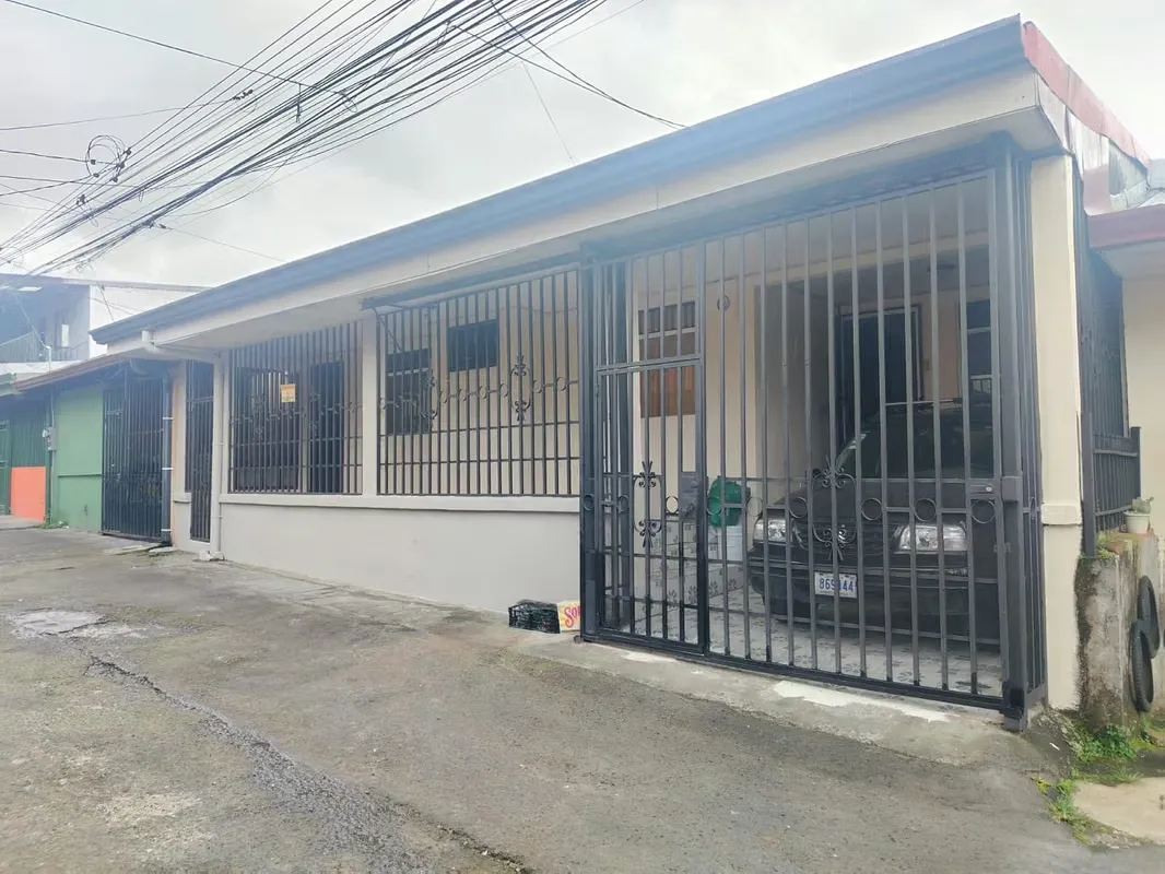 En venta casa de una planta en Calle Fallas, Desamparados.PP