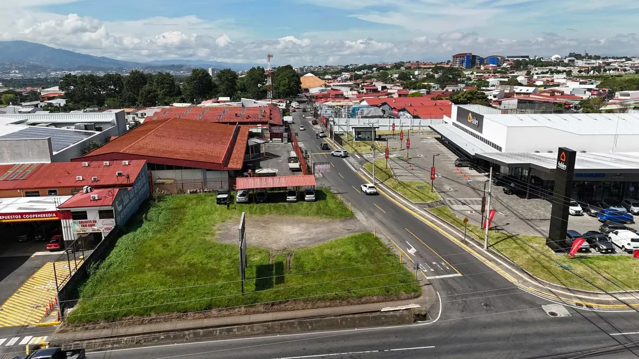 EN VENTA - PROPIEDAD COMERCIAL ESQUINERA – HEREDIA CENTRO