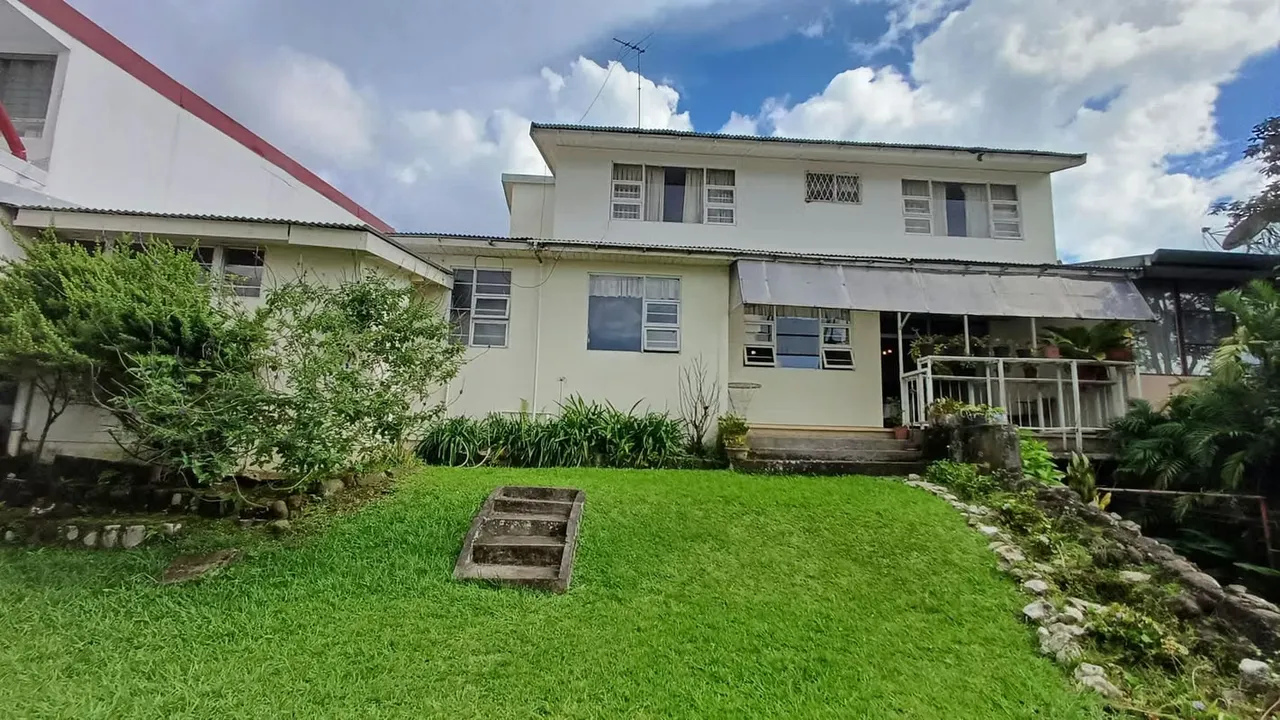 Venta de casa en Mercedes Montes de Oca 5 habitaciones