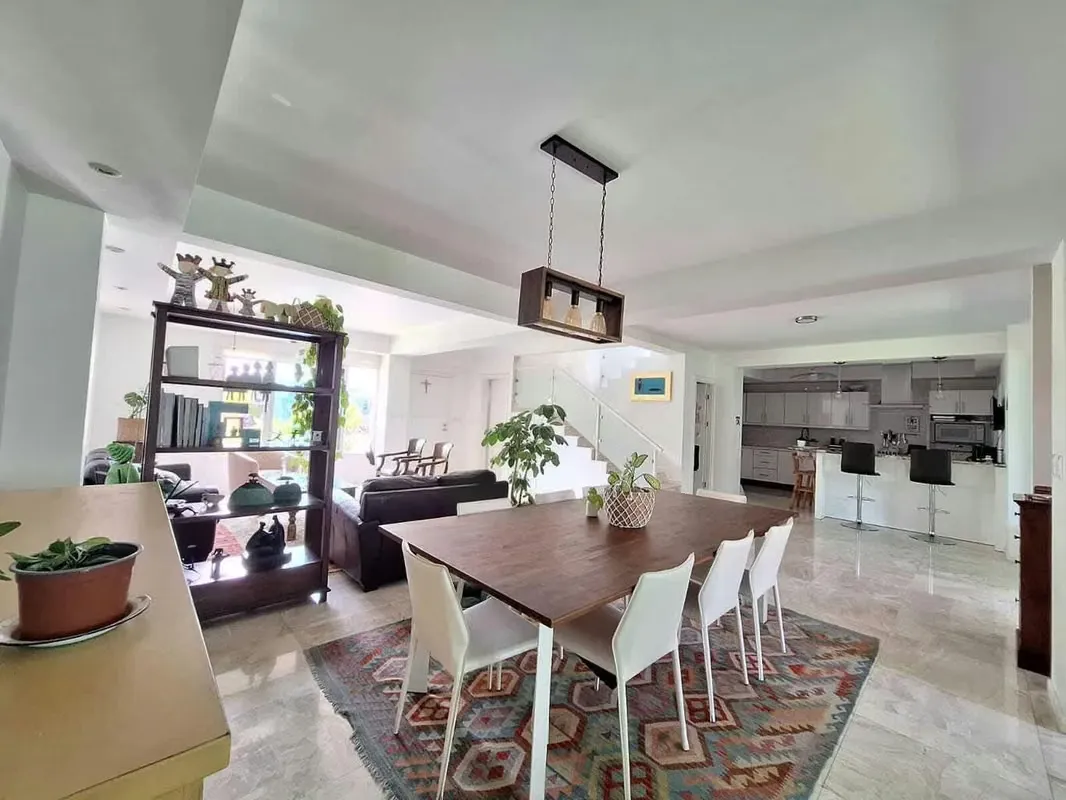 Hermosa casa de dos plantas con finos acabados, ubicada en un condominio con área social, piscina temperada, gimnasio y seguridad 24/7. Distribución: - 4 amplias habitaciones, cada ...