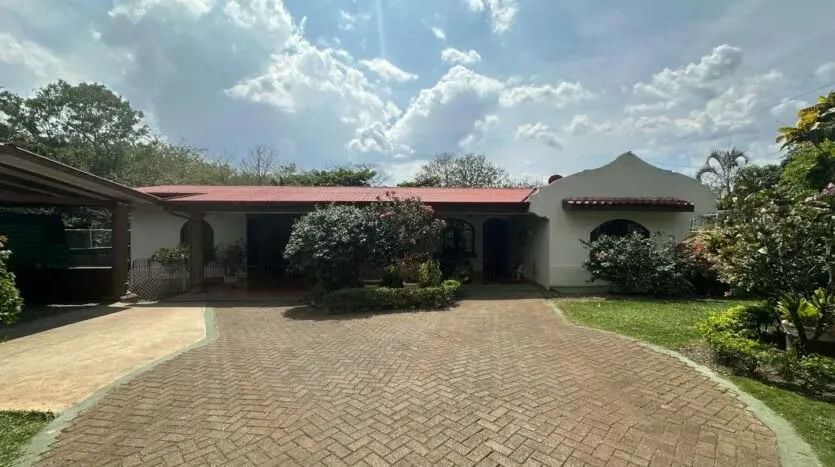 Venta de casa con Amplios Jardines y Terreno