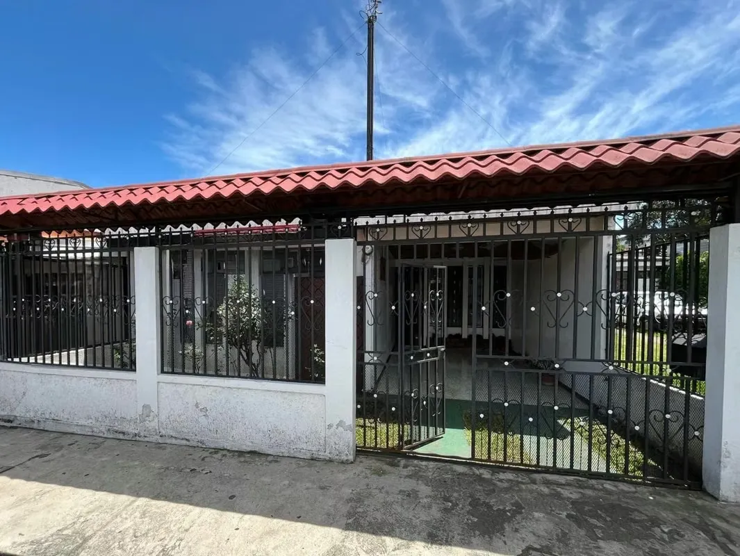 Se vende casa con lote amplio en Curridabat Centro Terreno: 335 m² | Frente: 8,3 m | Fondo: casi 40 m Uso de suelo mixto, apto para construir hasta 3 pisos o más según diseño ...