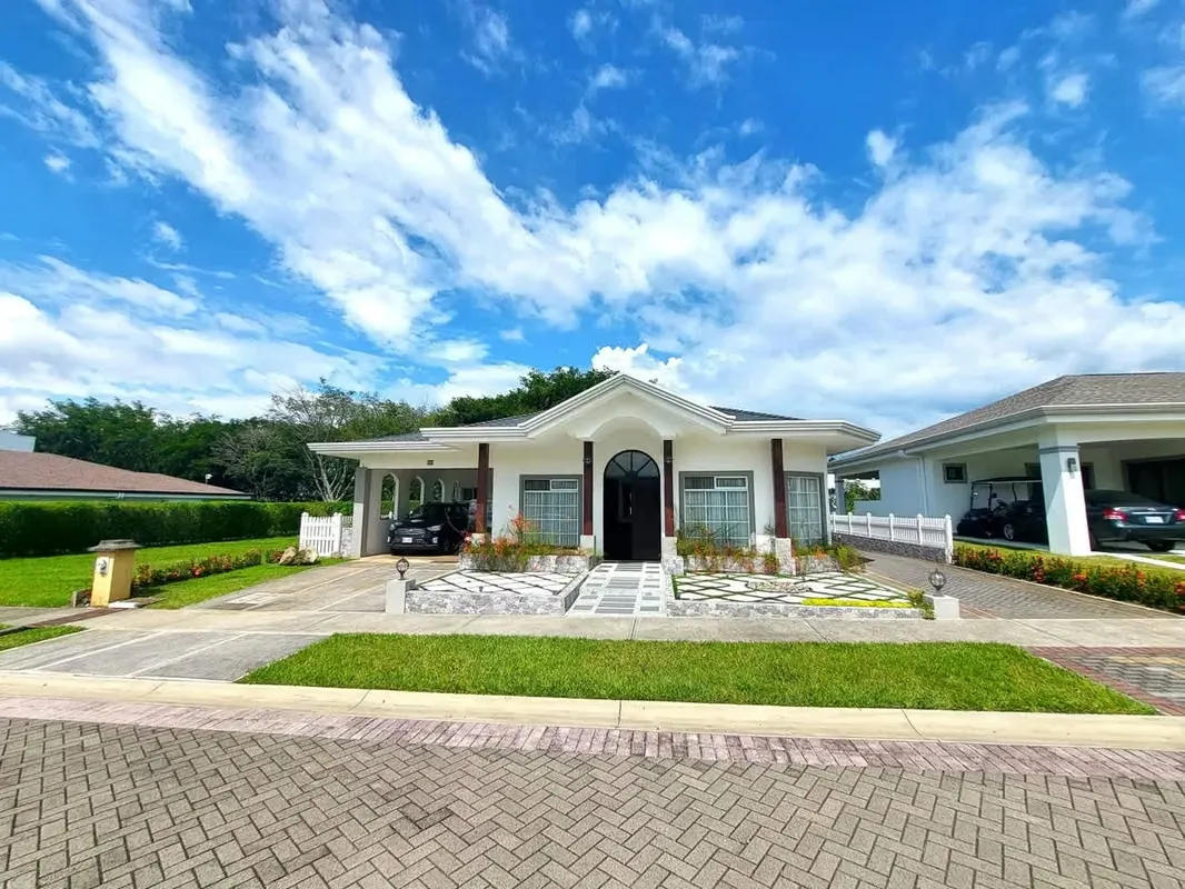 Venta de Casa en Condominio Hacienda Los Reyes La Guácima Alajuela