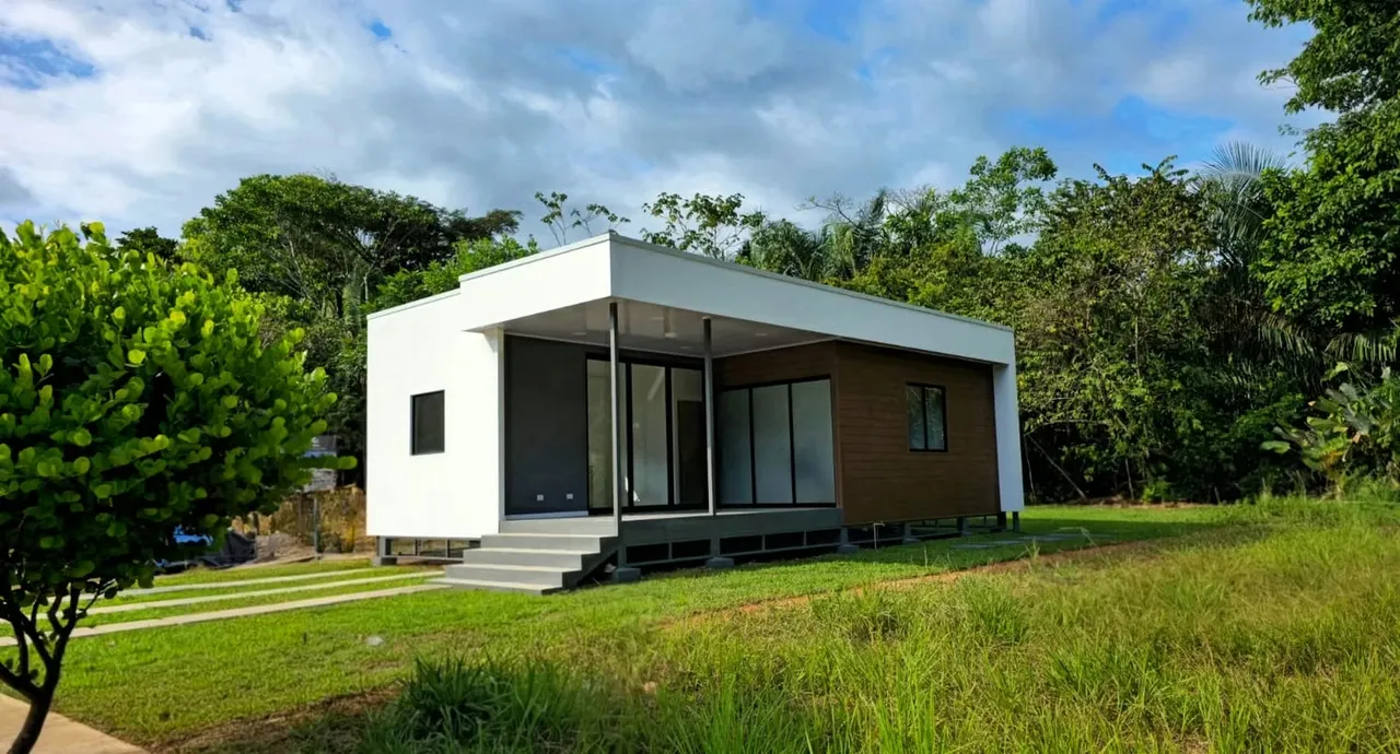 Venta casa moderna a estrenar c/amplio jardín, Parrita, Puntarenas.(MV)