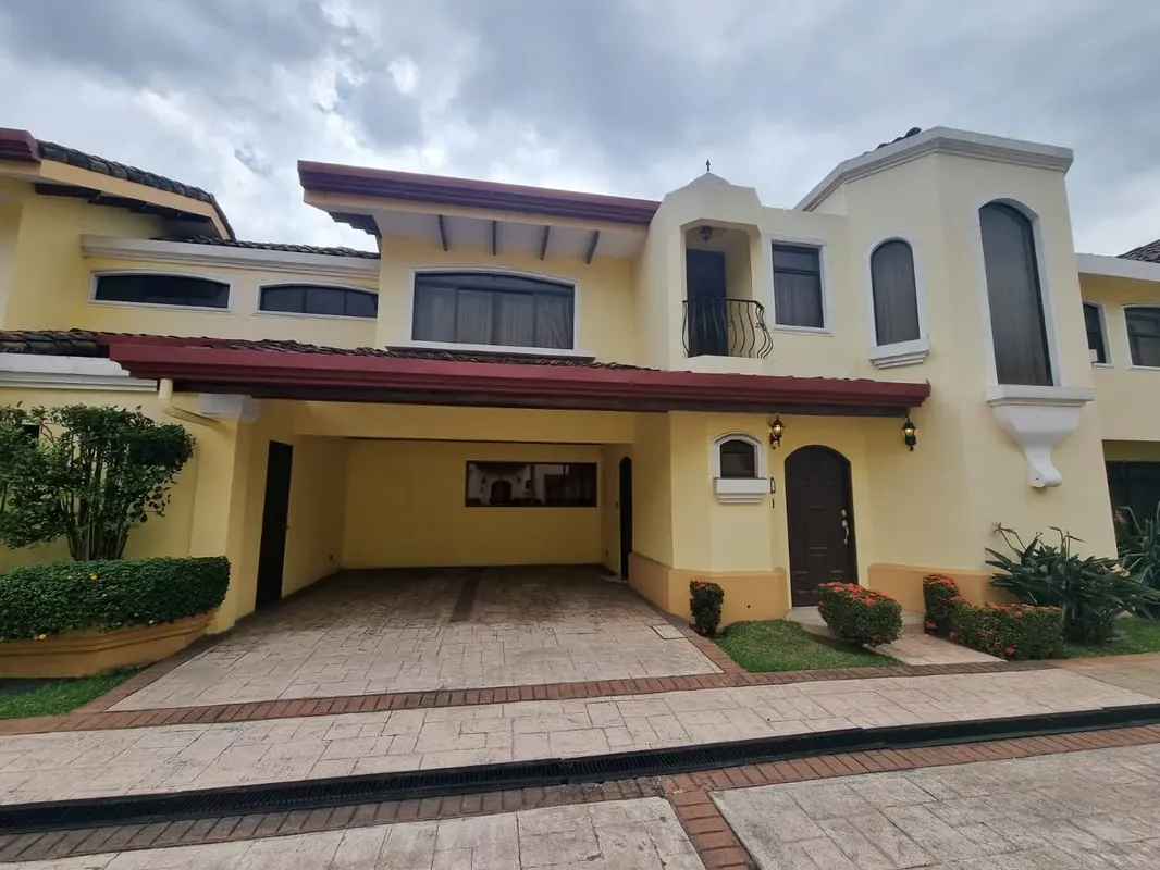 Se vende amplia San Antonio de Belén en Condominio 5 Dorm