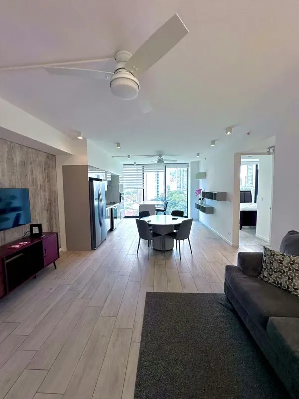 Vive una experiencia única en este elegante y luminoso apartamento de 2 habitaciones ubicado en un edificio ...
