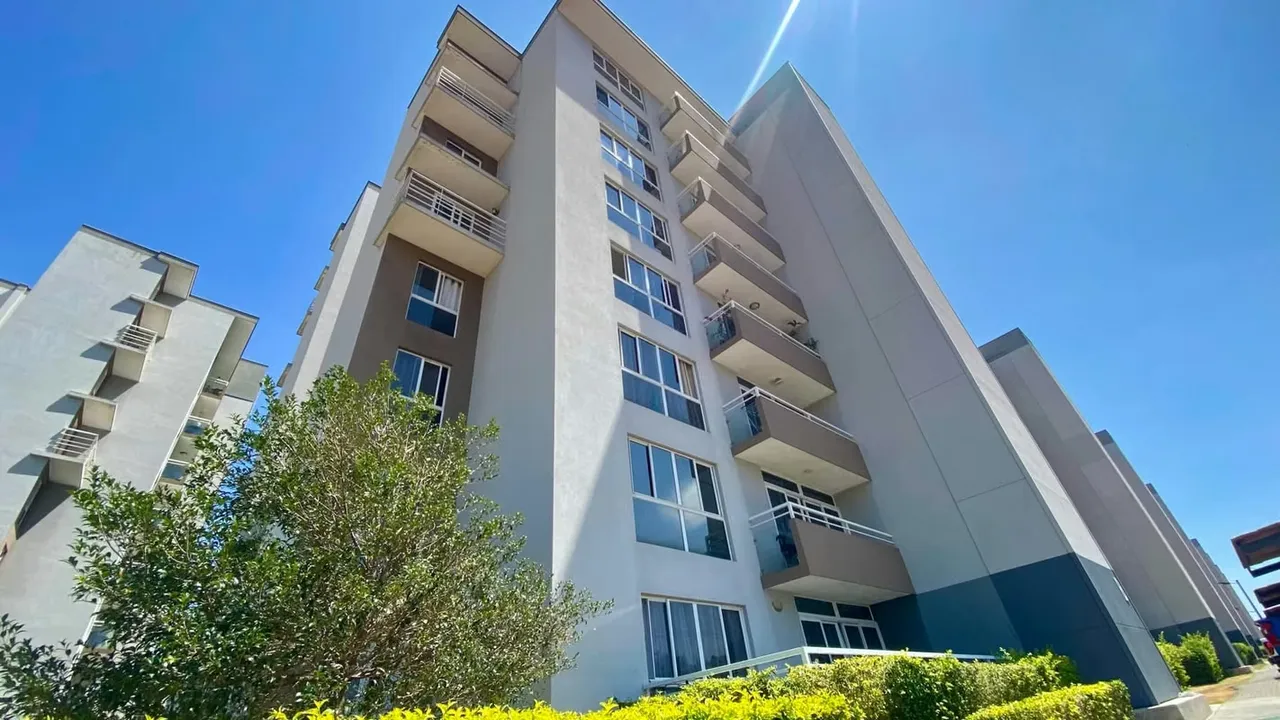 Este apartamento en piso alto (7) te regala una vista espectacular que transforma cada amanecer y convierte cada ...