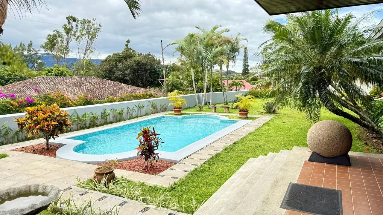 Venta Casa en Heredia Belén Cariari | Piscina Privada, Jardines y Casa de Huéspedes