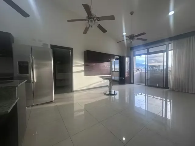 Gran Apartamento en Venta en Condominio, Santa Ana Centro