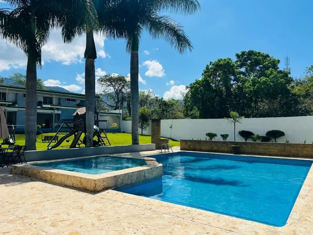 Elegante casa en Condominio, ubicada en San Rafael de Escazú, es una residencia de 2 plantas con un diseño moderno y acabados de alta calidad.