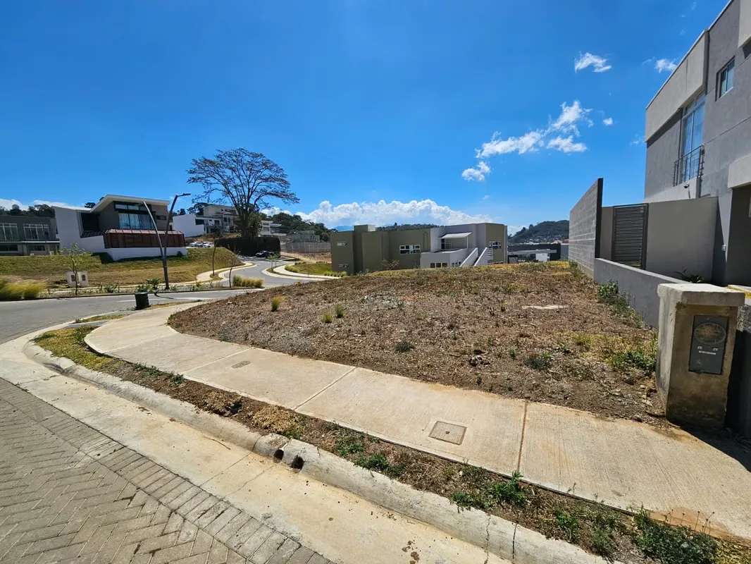 Increíble Lote esquinero en exclusivo Condominio en Lomas de Ayarco Curridabat