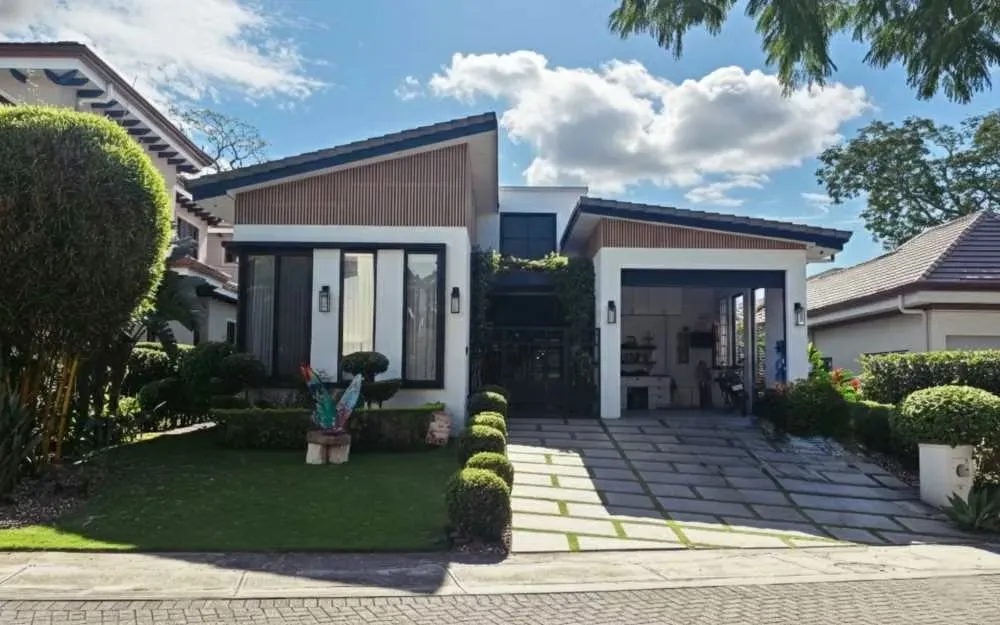 Located in the sought-after gated community of Orosol in Río Oro, Santa Ana, this stunning single-story residence offers ...