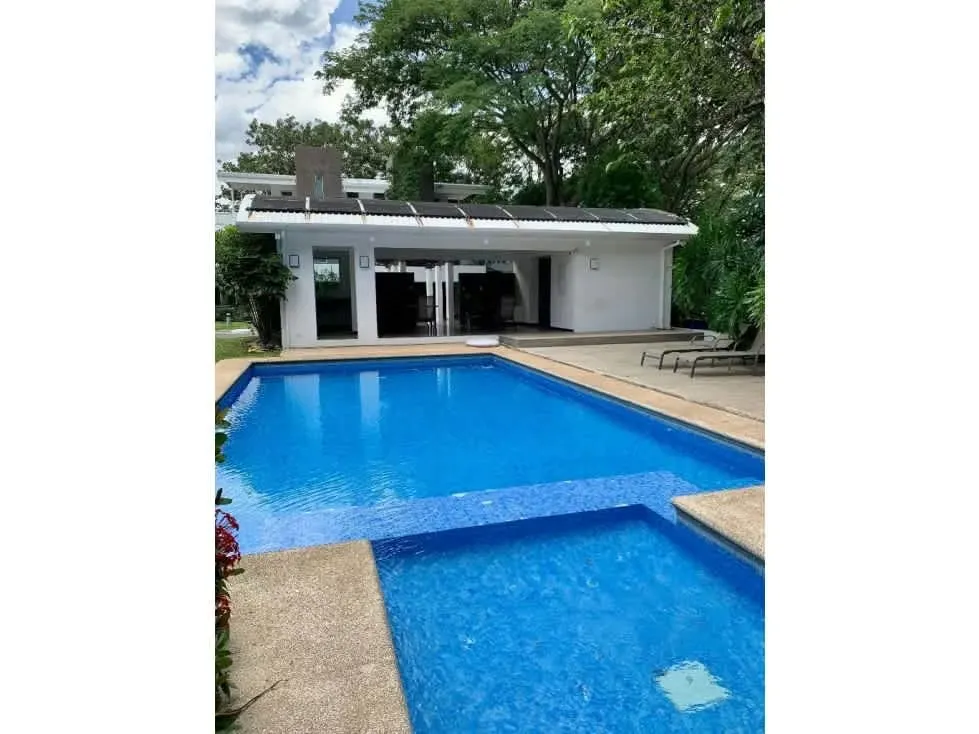 Venta Santa Ana en Condominio con su propia piscina temperada.