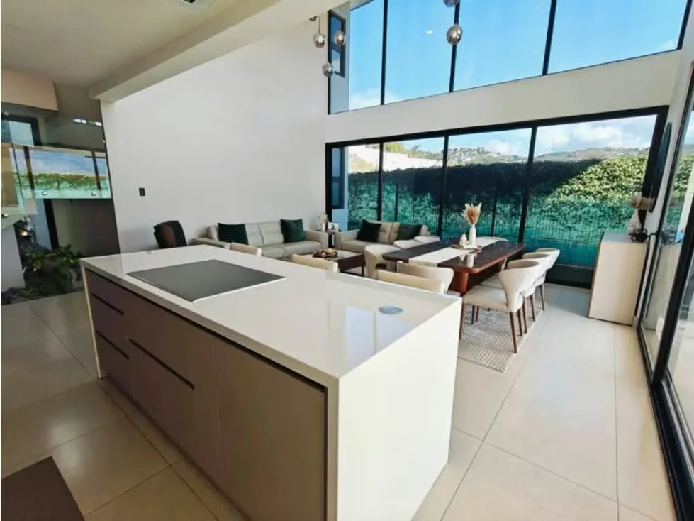 Venta Casa Moderna y con Vista Panorámica Condominio en Pozos.