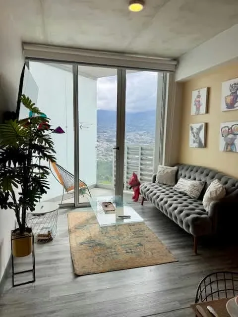 Descubre la comodidad de vivir en lo alto, con vistas espectaculares y una ubicación privilegiada en una de las zonas de mayor ...