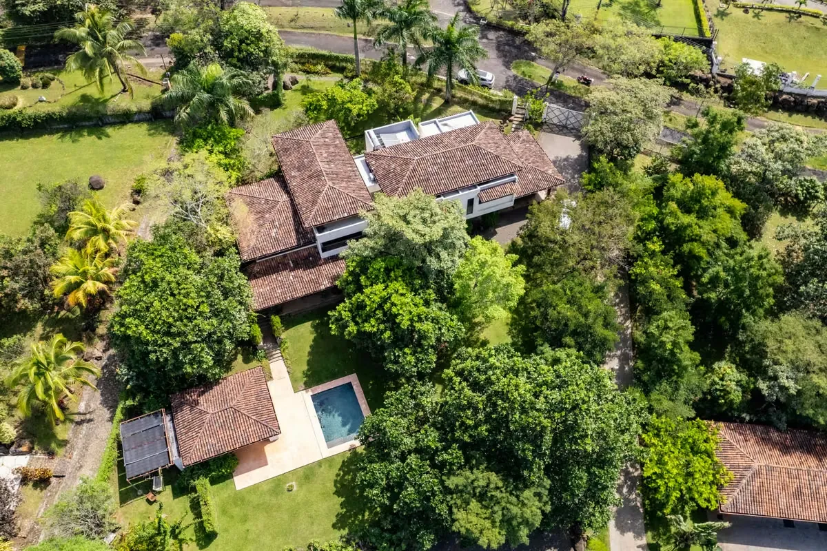 Propiedad de lujo en venta en La Guácima, Alajuela, ubicada en el exclusivo condominio privado Villas del Arroyo, una finca única que ofrece privacidad total, amplitud y diseño ...