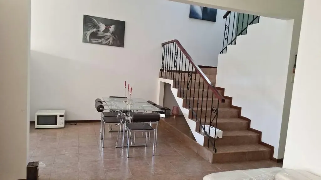 Casa recién remodelada en excelentes condiciones. Full amueblada.