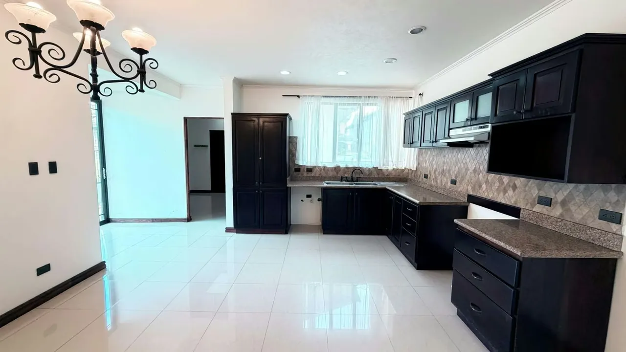 This beautiful one-story home in Santo Domingo de Heredia offers spaciousness, elegance, and comfort in a secure, family-friendly, and highly exclusive residential setting. Its design ... — photo 3