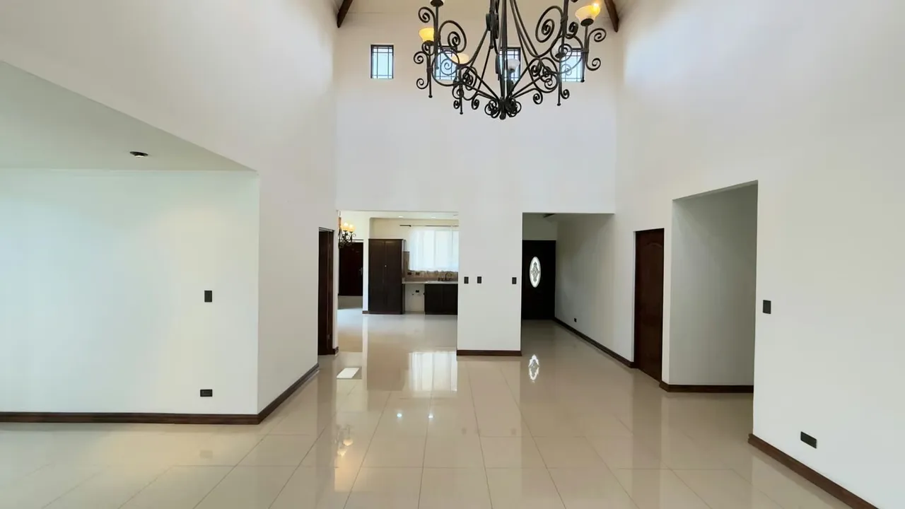 This beautiful one-story home in Santo Domingo de Heredia offers spaciousness, elegance, and comfort in a secure, family-friendly, and highly exclusive residential setting. Its design ... — photo 4
