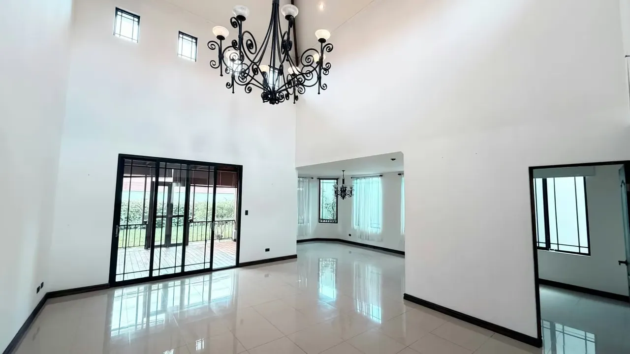 This beautiful one-story home in Santo Domingo de Heredia offers spaciousness, elegance, and comfort in a secure, family-friendly, and highly exclusive residential setting. Its design ... — photo 5