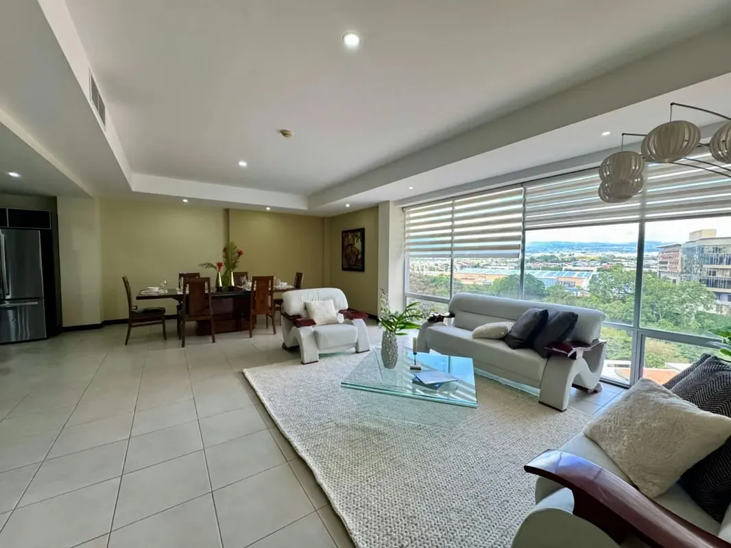 * 3 habitaciones, cada una con baño privado y walk-in closet