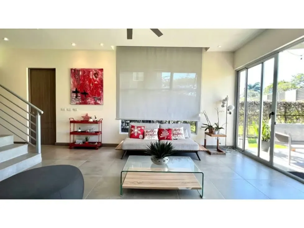 Vive en Lindora Moderna casa en venta de 323m² en 3 niveles.