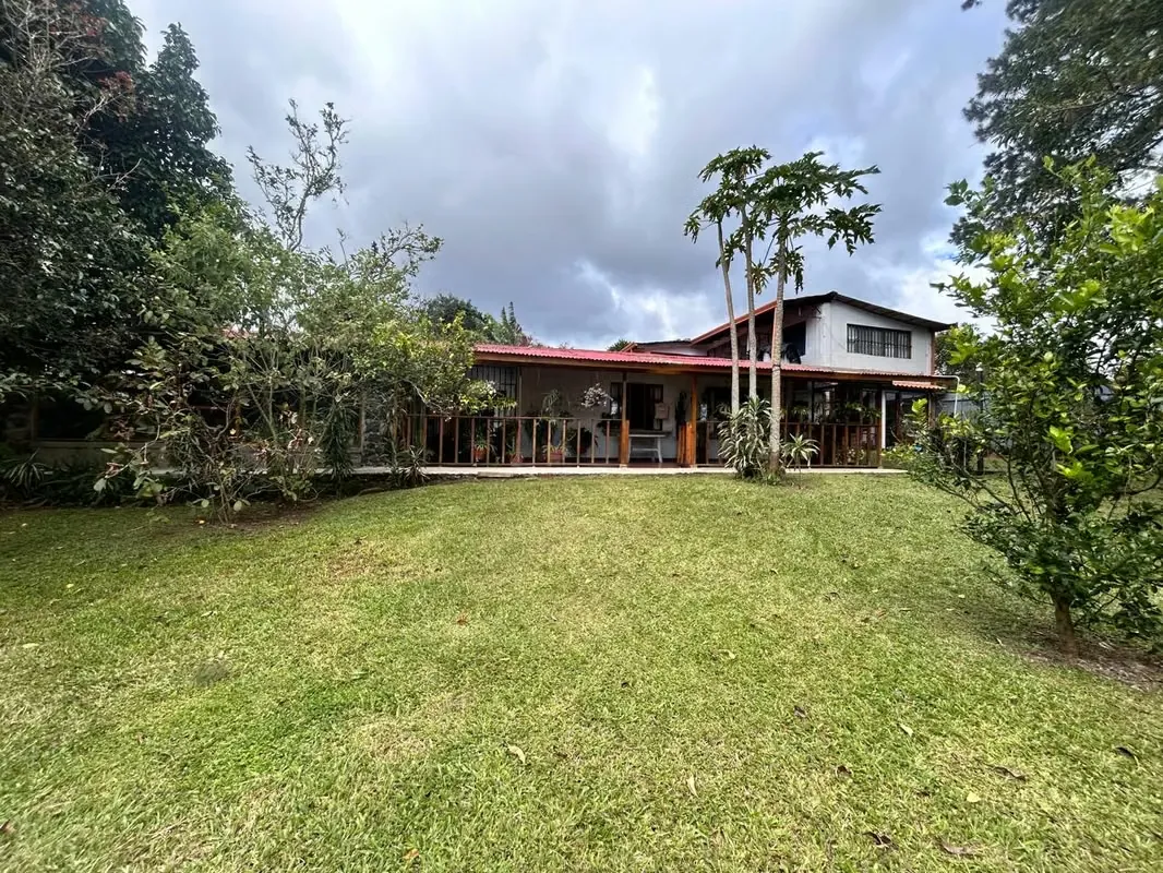 Viva rodeado de naturaleza y tranquilidad en una amplia y acogedora residencia ubicada en San Rafael de Heredia.