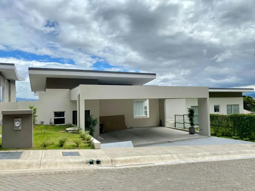 Espaciosa Casa en Condominio en Escazú