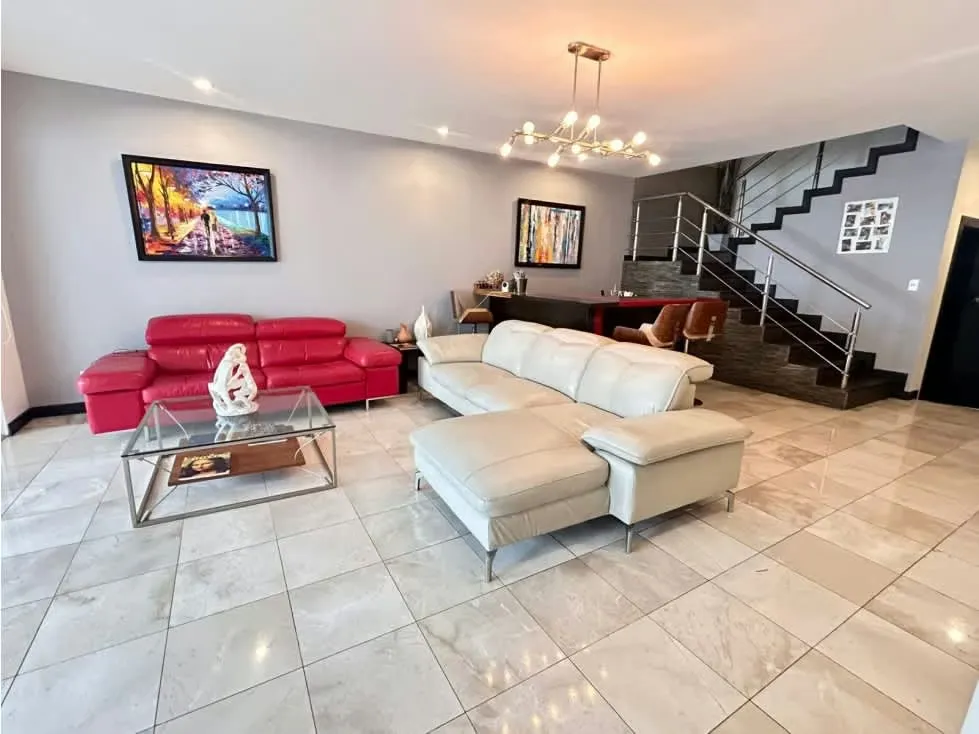 Te presentamos esta lujosa y espaciosa casa ubicada en la exclusiva zona de Curridabat, en San José, ideal para aquellos que buscan una vida de comodidad y tranquilidad en una de las ...