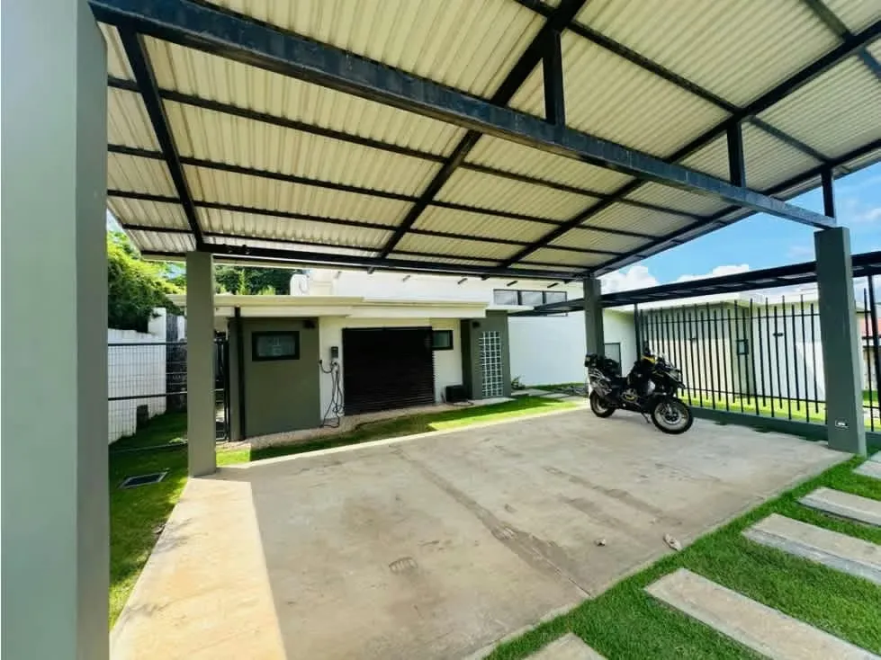 ALQUILER de Casa amueblada de una planta con piscina privada La Guácima, Alajuela cerca del Automercado y Comercio