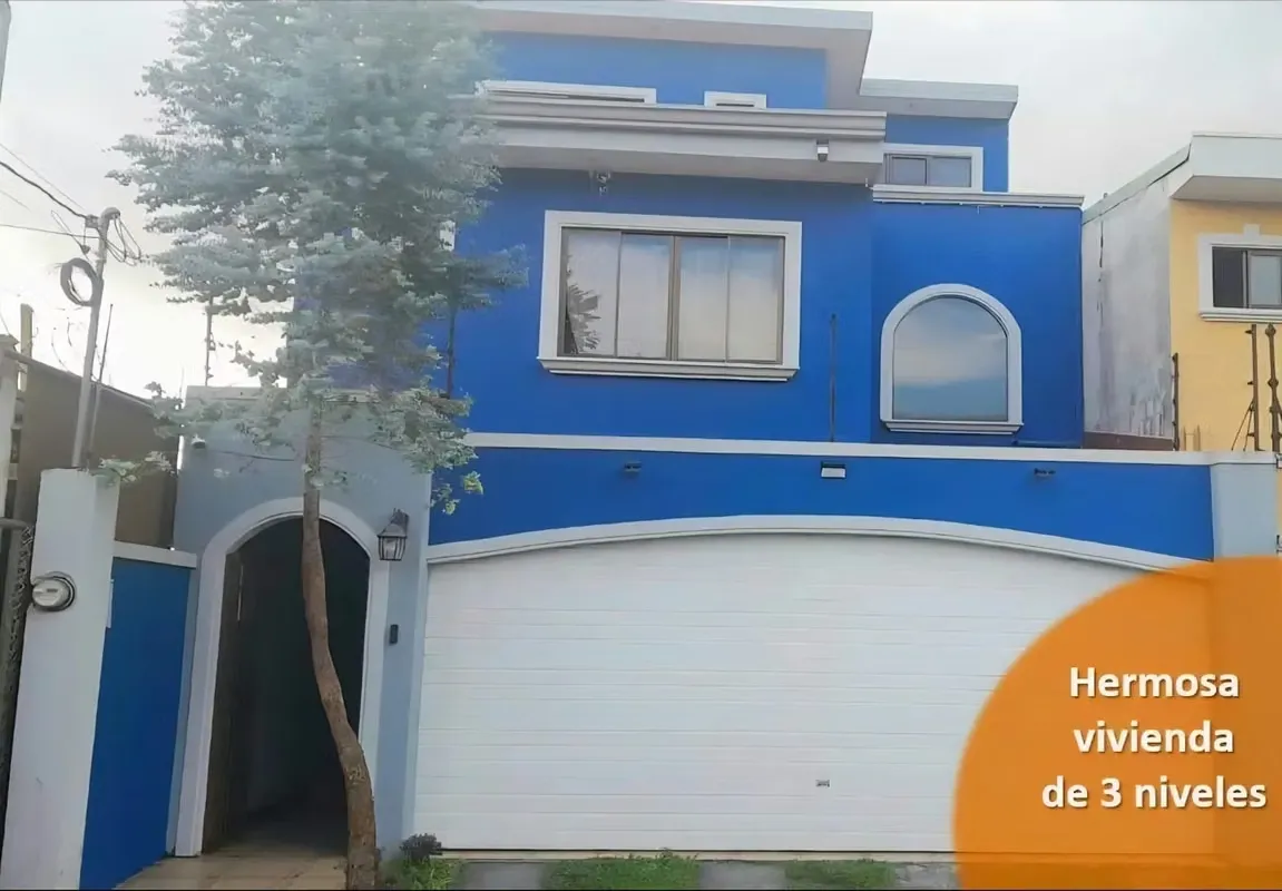 Esta propiedad es una casa de 3 niveles, cuenta con espacio de 2 para vehículos, sala comedor abiertos y cocina abierta, con patio de buen tamaño, bodega y espacio de lavado. En el ...