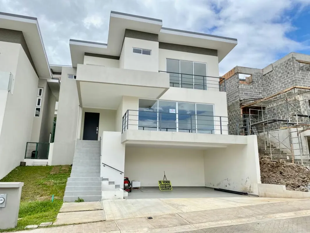 Discover this impressive residence located in Condominio 2370 Lomas, one of the most exclusive and convenient areas of Escazú. This elegant property combines contemporary design, ...