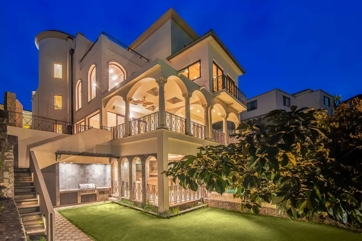 Se ubica en el exclusivo residencial Cerro Real, Alto de las Palomas, casa No. 85.