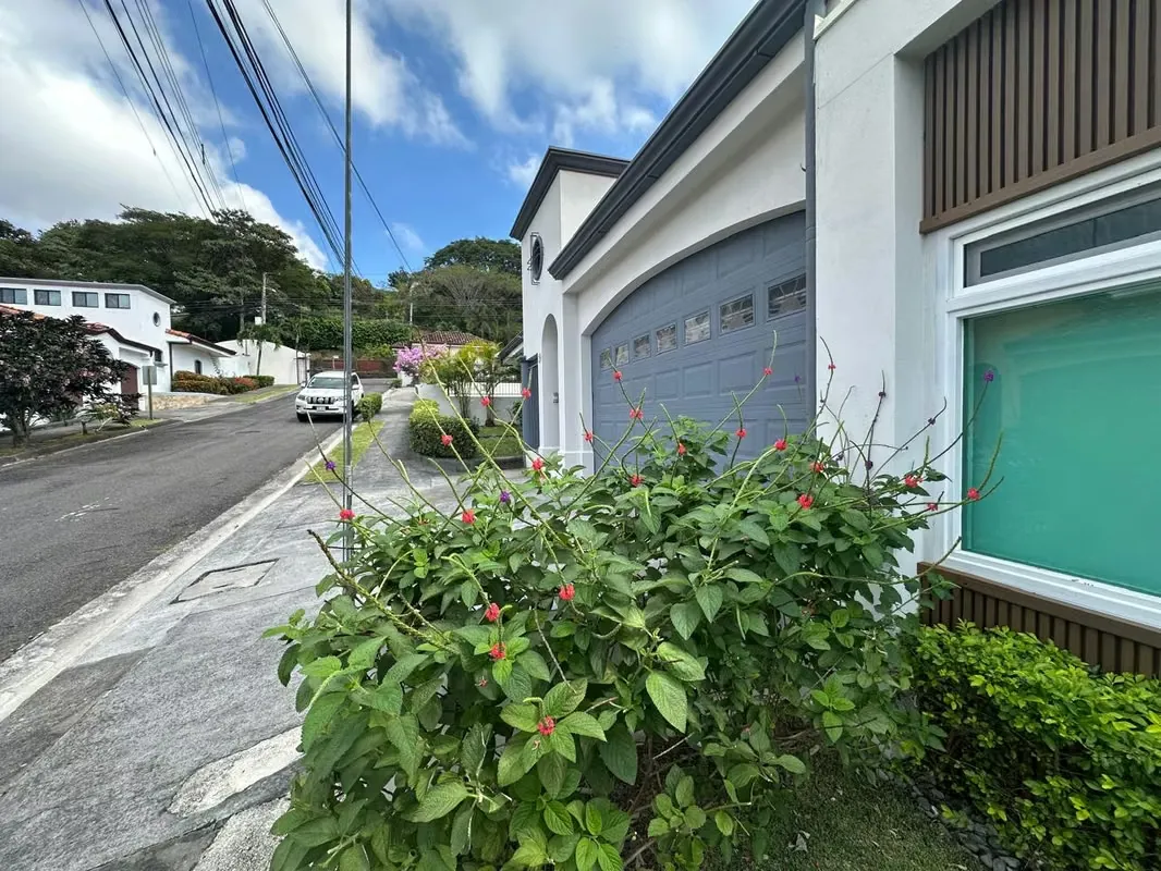 Ubicada en Residencial Praderas del Sol Pozos Santa Ana