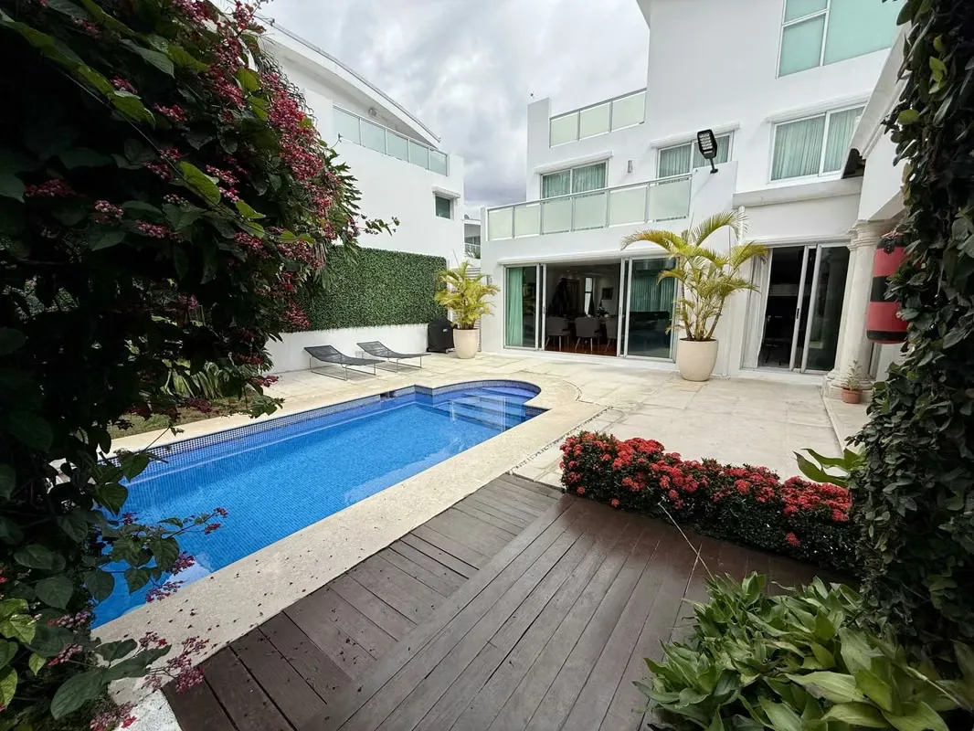 Casa con Piscina Privada en Santa Ana Centro – 4 Dormitorios
