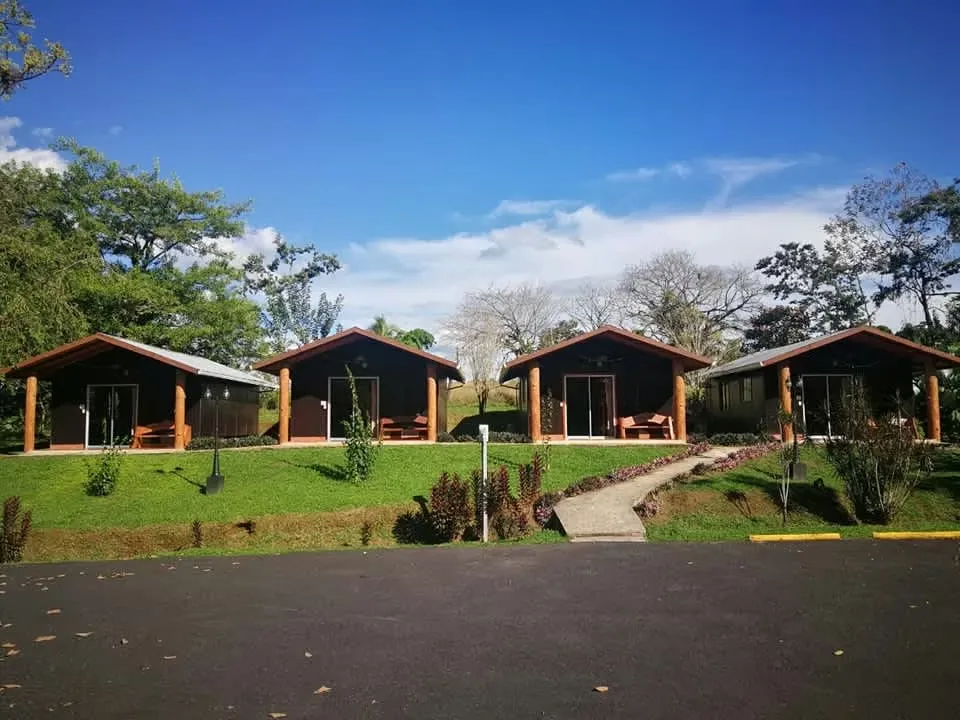 Venta de Hotel ubicado estratégicamente sobre la ruta hacia La Fortuna