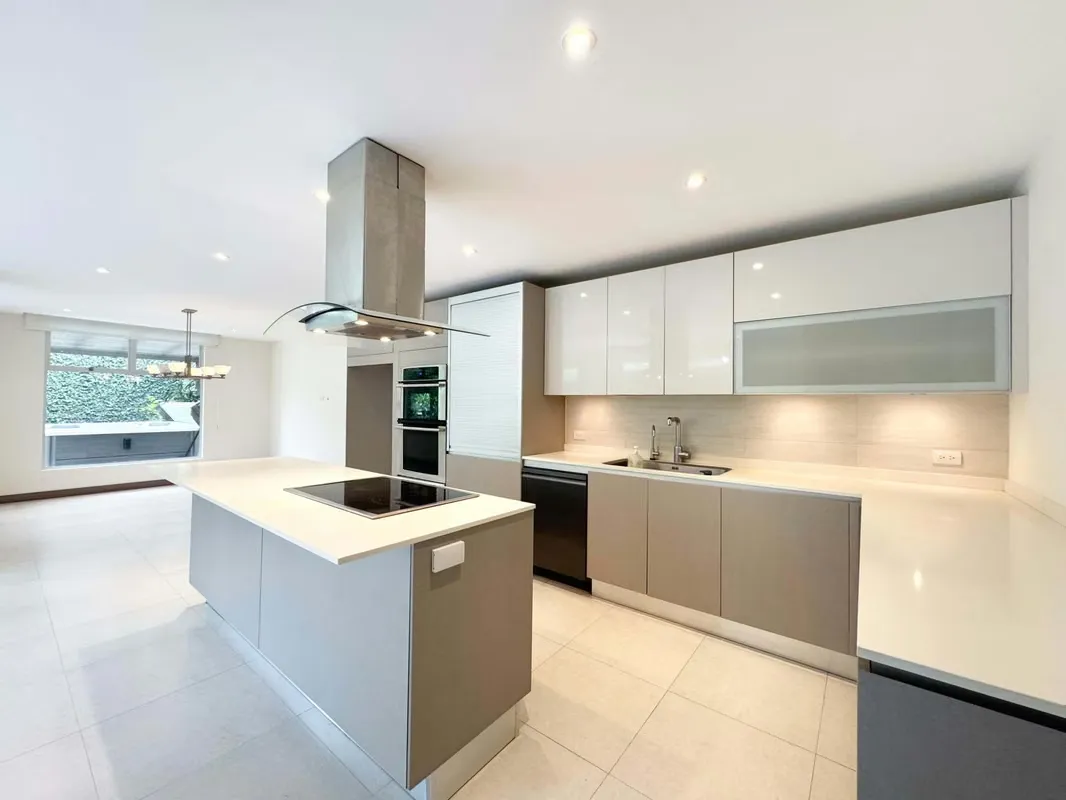 Modern and spacious three-level home located in the exclusive Kuora Condominium in Lindora. Its contemporary design, high-end ...