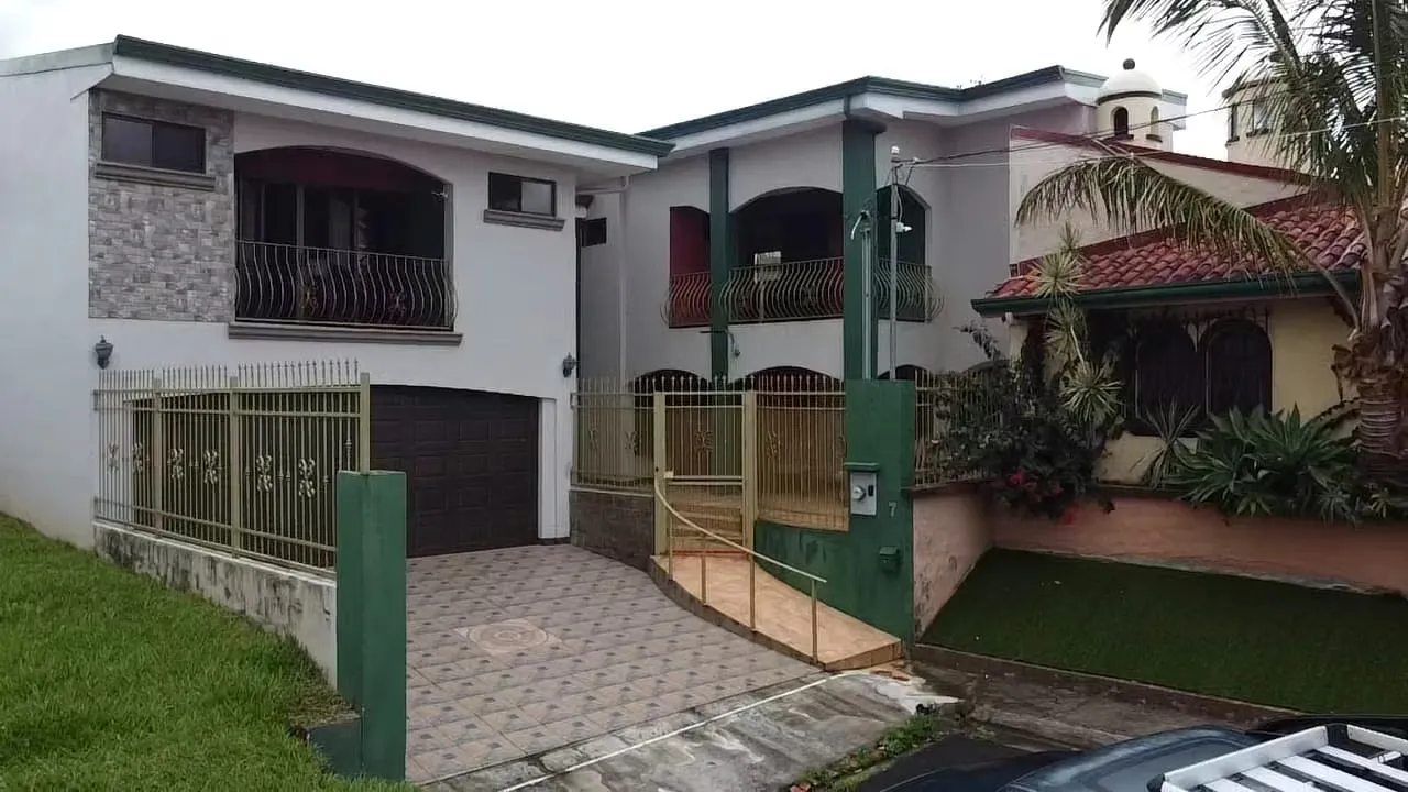 Hermosa casa en dos niveles muy cerca del centro de Grecia