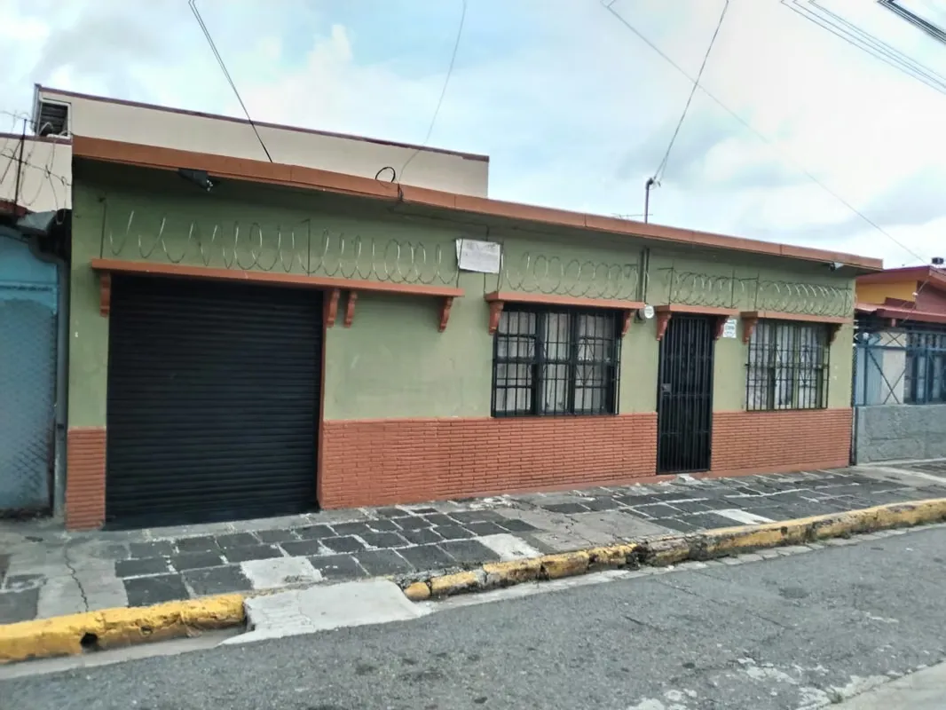 Propiedad Comercial a pocos metros de la estación del tren, en excelente ubicación, en el cuadrante central — photo 2