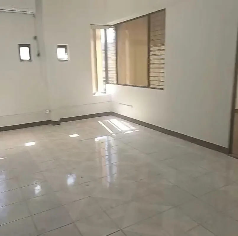 Amplia oficina en segundo nivel de oficentro en Ayarco de Curridabat. Área: 120 m2 Se alquila sin muebles Incluye 2 espacios de parqueo exclusivos El alquiler incluye el consumo de ...