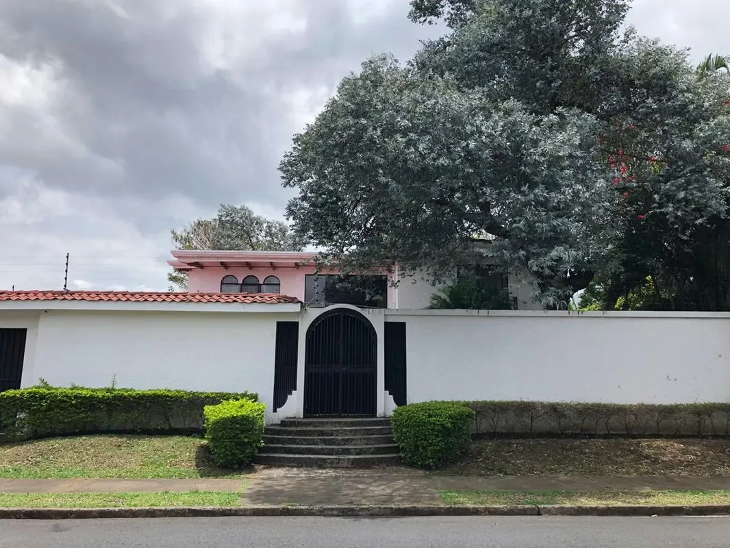 Hermosa casa en dos plantas, cuenta con cerca eléctrica, área de de jardín, puertas dobles en garaje, cuenta con un vestíbulo, medio baño de visitas, Sala de juegos o TV, sala ...