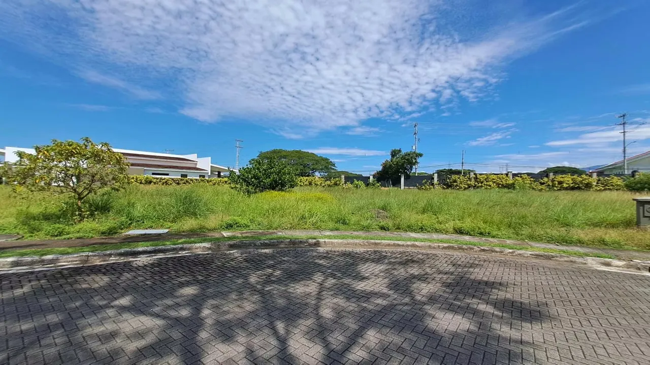 LOTES EN VENTA. DESDE 623 m2. CONDOMINIO EXCLUSIVO.