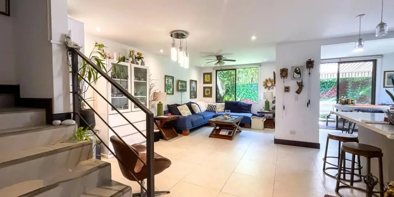 Venta de casa esquinera en condominio, de tres niveles.