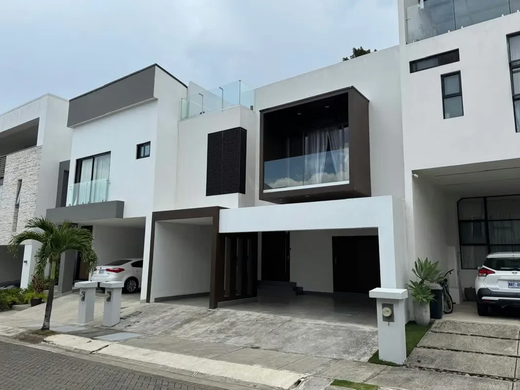 En venta casa en condominio en Santa Ana.