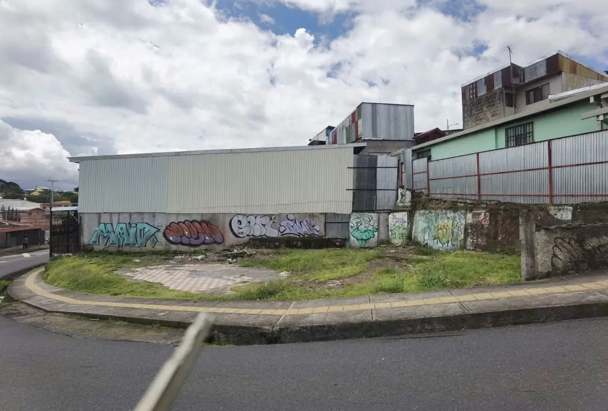 Se vende excelente lote esquinero de 243 metros cuadrados, perfectamente ubicado y con un gran potencial para proyectos de desarrollo residencial.