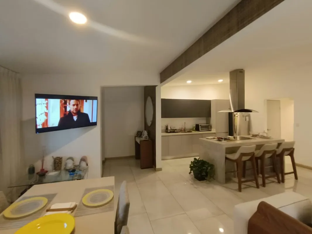 Al ingresar tenemos un hall de entrada, medio baño para visitas. Sala y comedor integrados a la cocina. Isla con desayunador. Cuarto ...