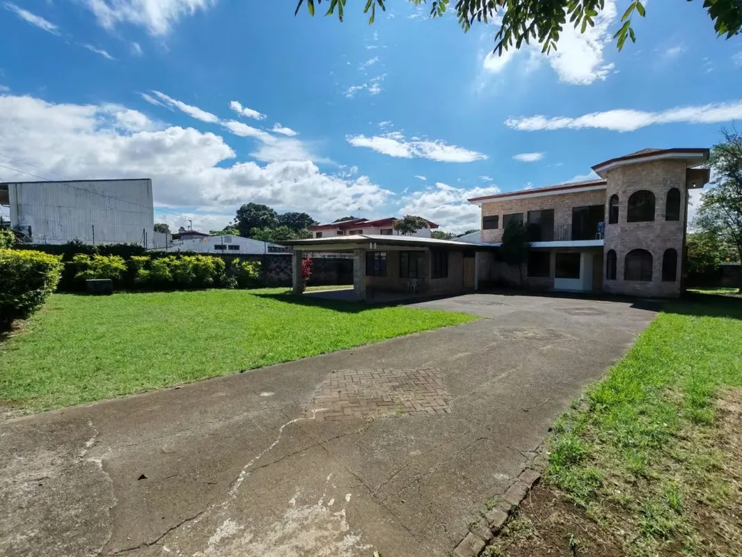 Located in La Garita de Alajuela, on the main road and just 200 meters from INCAE Business School, this property stands out for ...
